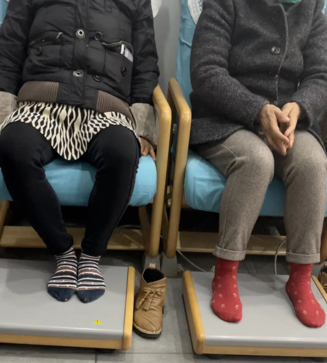 脱鞋踩在电极板上,让身体接入电场.