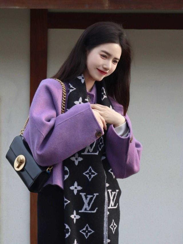 紫色短款毛呢外套搭配纯黑色高腰拖地西装裤,既能利用单品款式划分