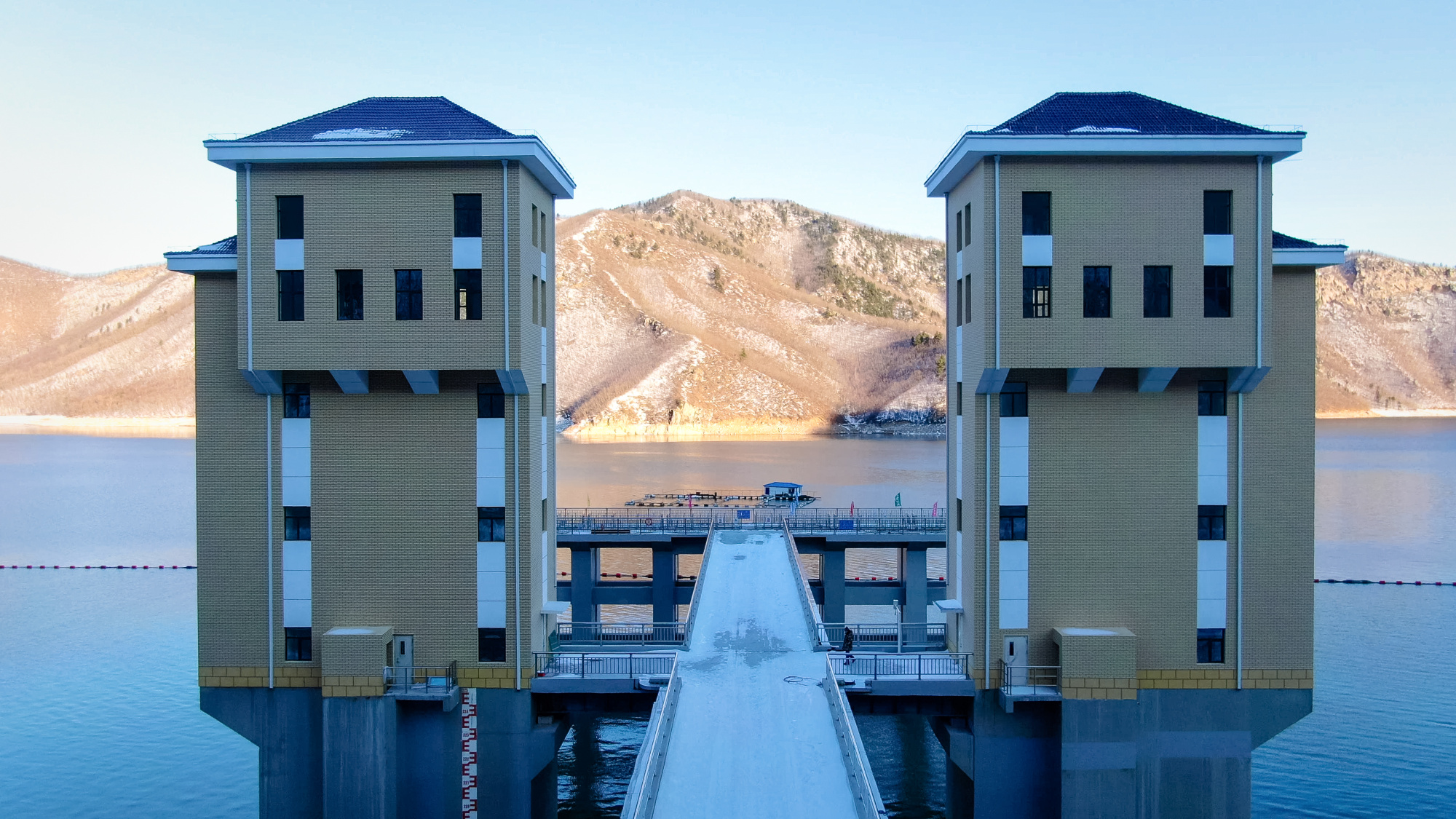 国网新源黑龙江荒沟抽水蓄能电站下水库进出水口.