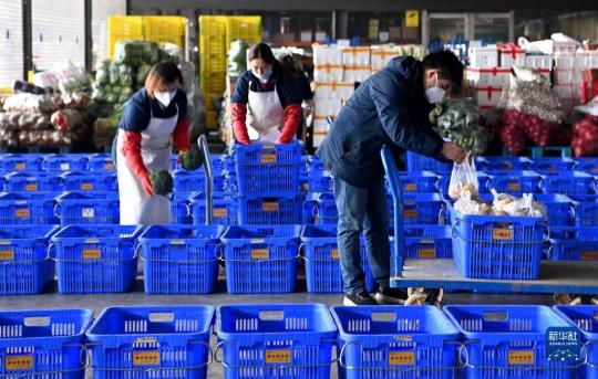 陕西米禾供应链管理股份有限公司的工作人员在分装即将配送的蔬菜(12月19日摄)。新华社记者 刘潇摄