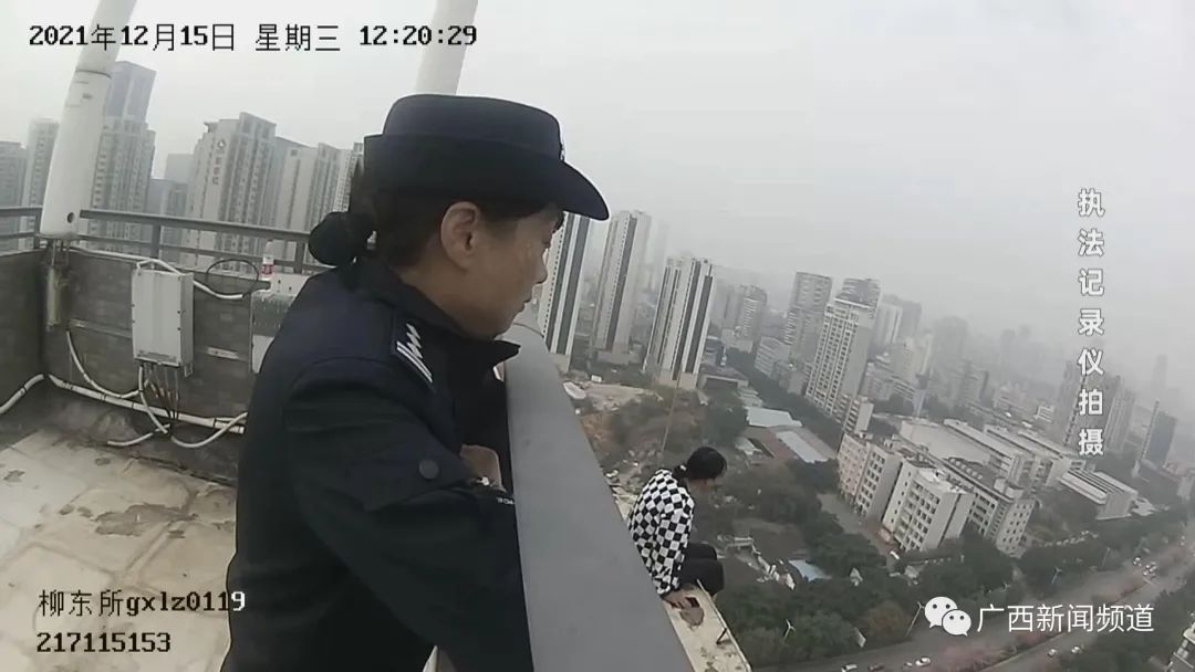 柳州女子爬26楼欲轻生,女警充当“妈妈”将其劝回