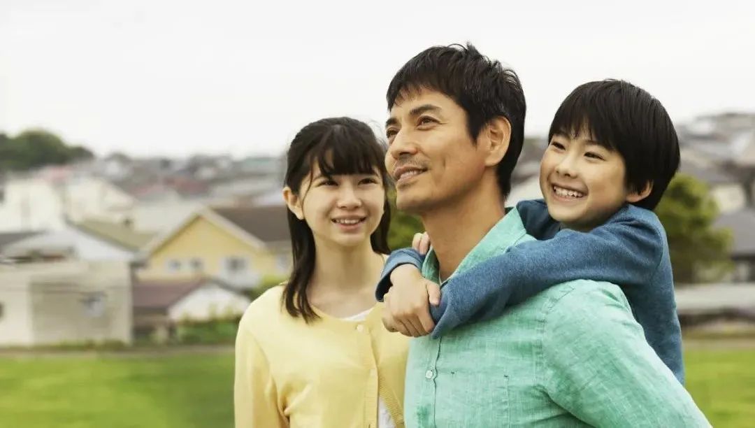 “妈妈，我后桌总用笔扎我”：孩子向你发求救信号，先别急着找老师，而是要……休闲区蓝鸢梦想 - Www.slyday.coM