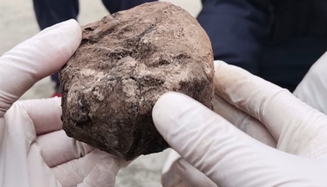 贵州一户村民在老屋挖到神秘坛子！里面竟装了100年前的鸦片！休闲区蓝鸢梦想 - Www.slyday.coM
