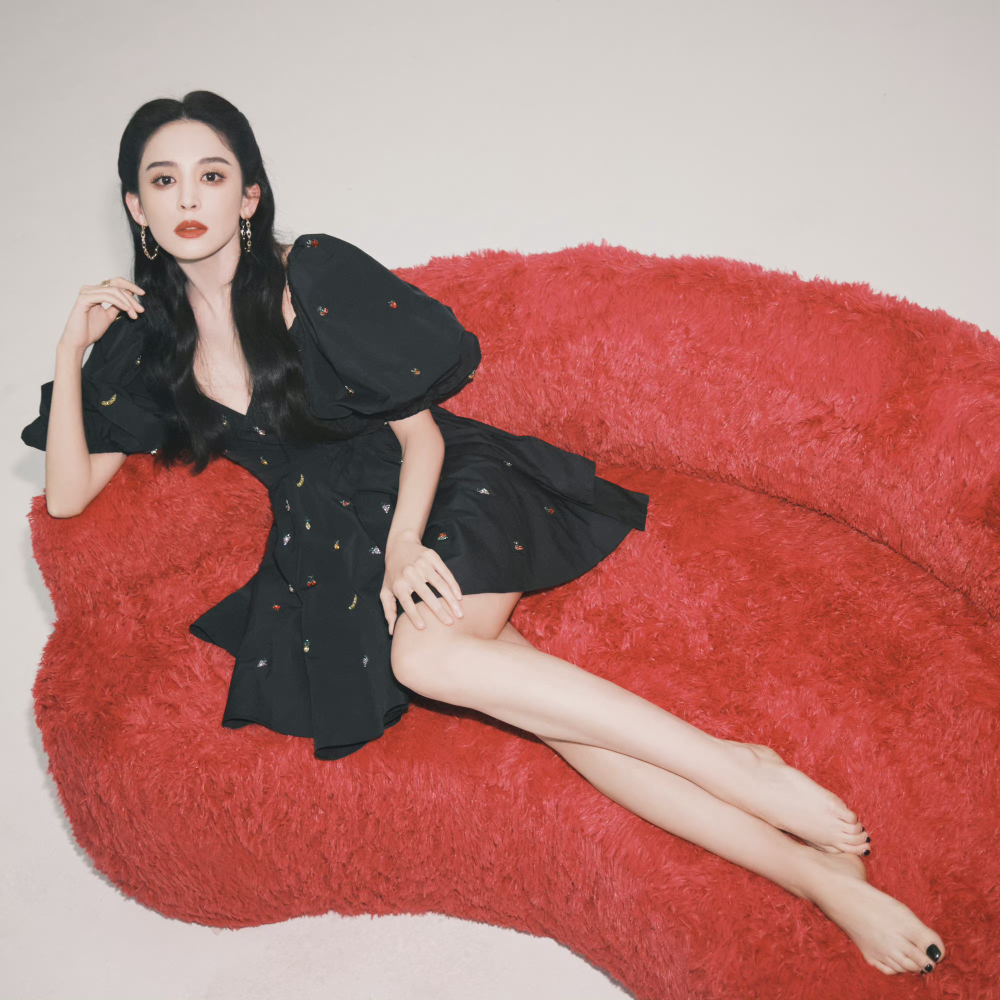 古力娜扎工作室昨日更新 轻快优雅的黑色小礼服裙……|小礼服|工作室