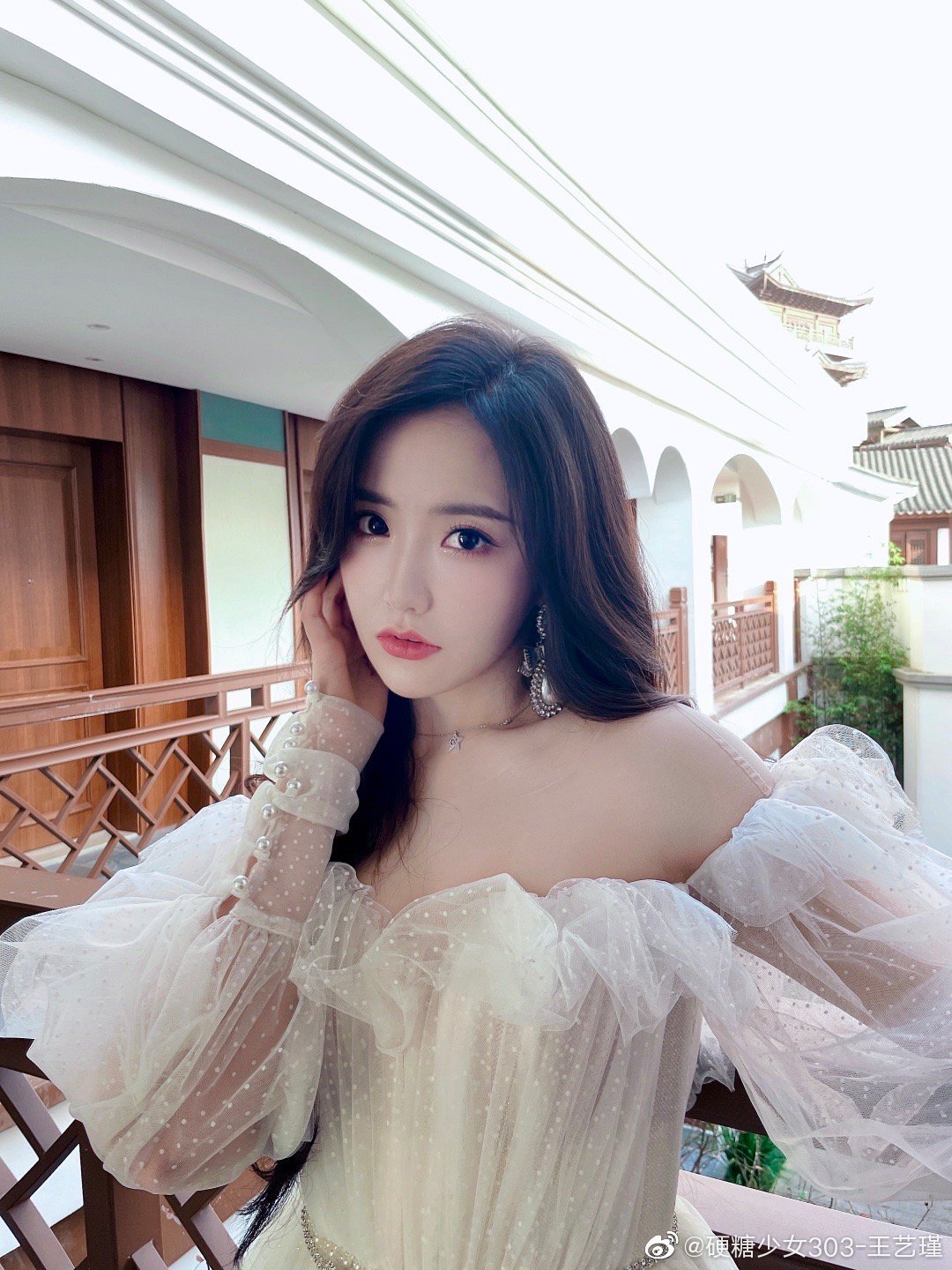 王艺瑾晒硬糖少女303撸猫视频