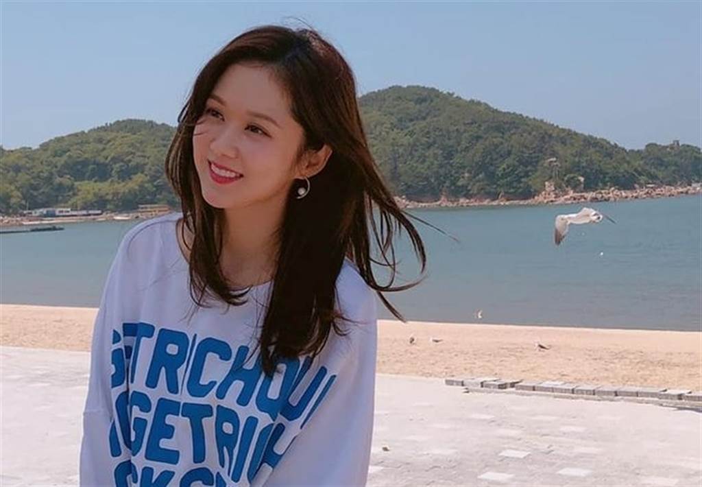 张娜拉卷土重来直播间与内地粉丝互动表达对我国美食的喜爱