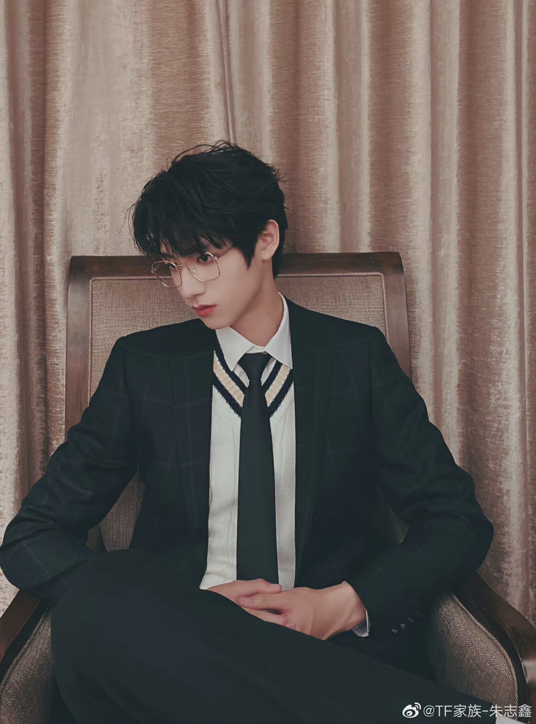 朱志鑫和金属框眼镜的适配度到底有多高