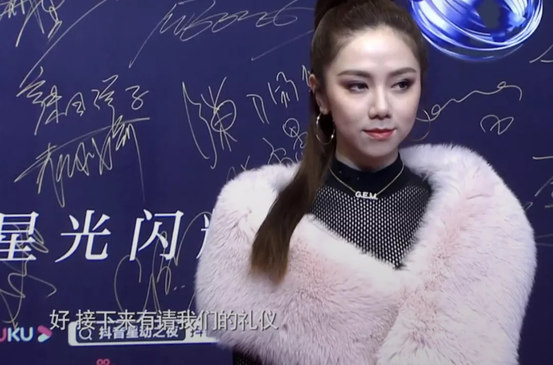 为什么香港明星的穿搭越来越土了?休闲区蓝鸢梦想 - Www.slyday.coM 为什么香港明星的穿搭越来越土了?休闲区蓝鸢梦想 - Www.slyday.coM