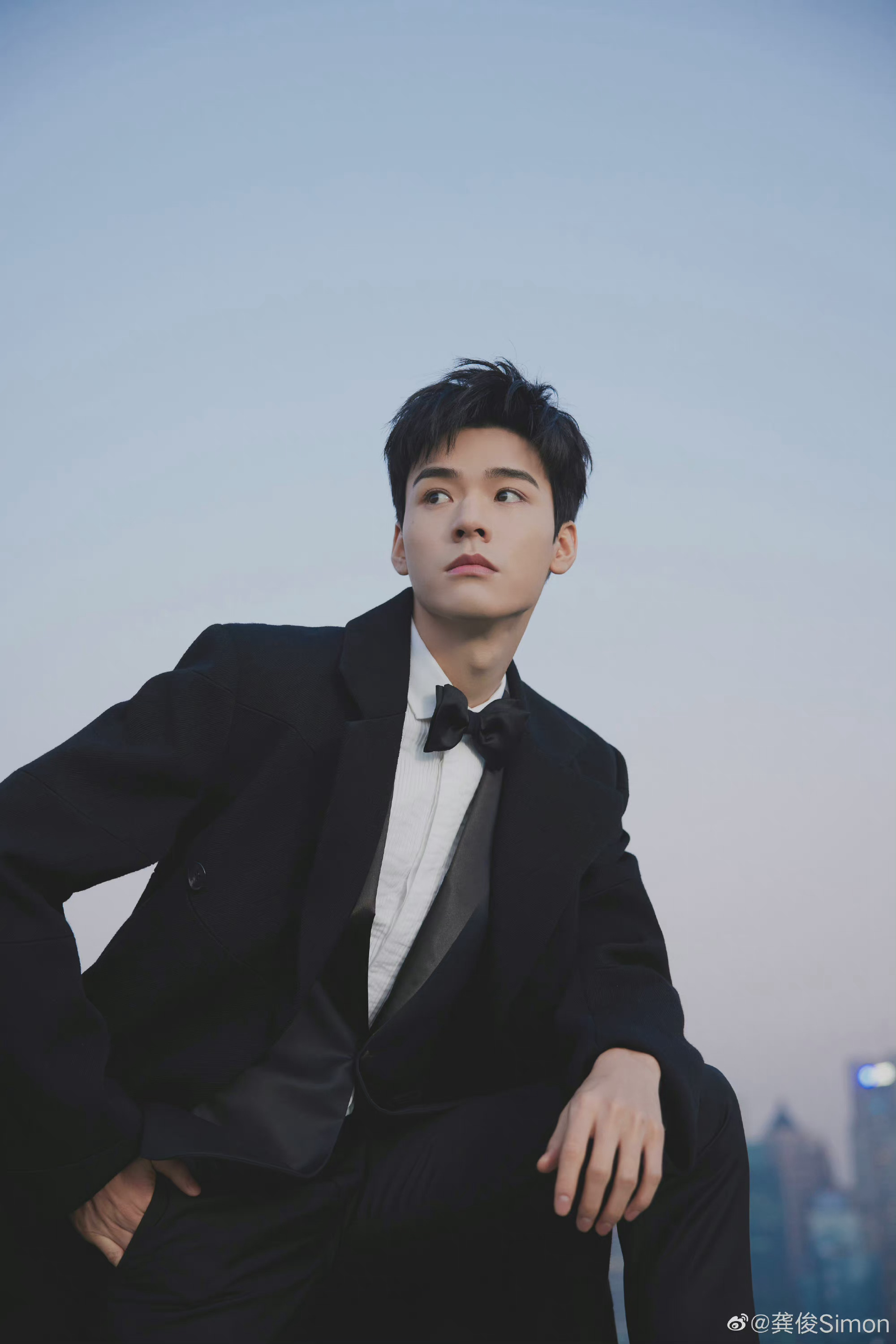 龚俊冬至营业照96 黑西装,白衬衫打领结,大长腿好显眼……|领结|白