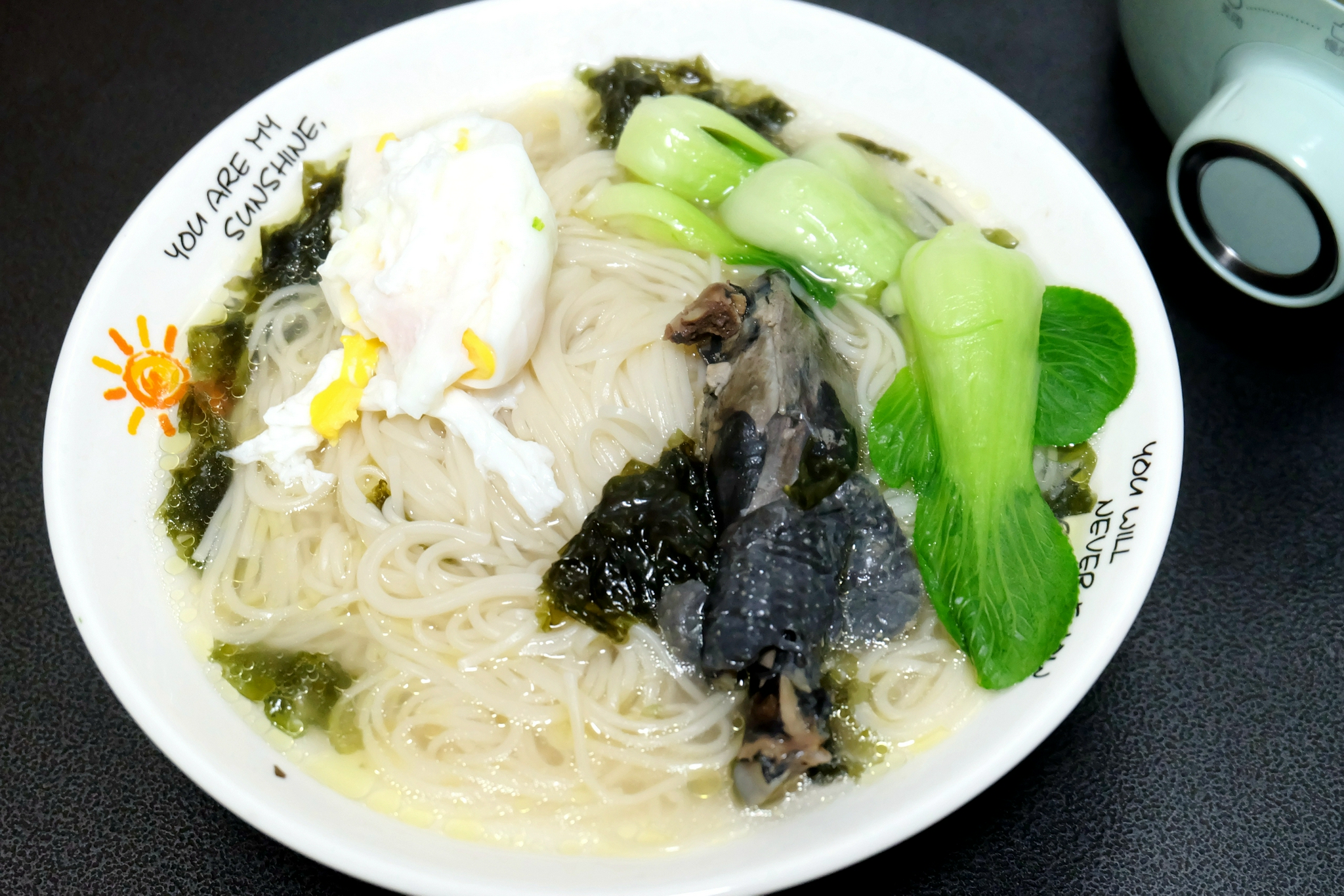 天气寒冷身体虚弱来一碗鲜美的红枣乌鸡汤吧做法简单又好喝