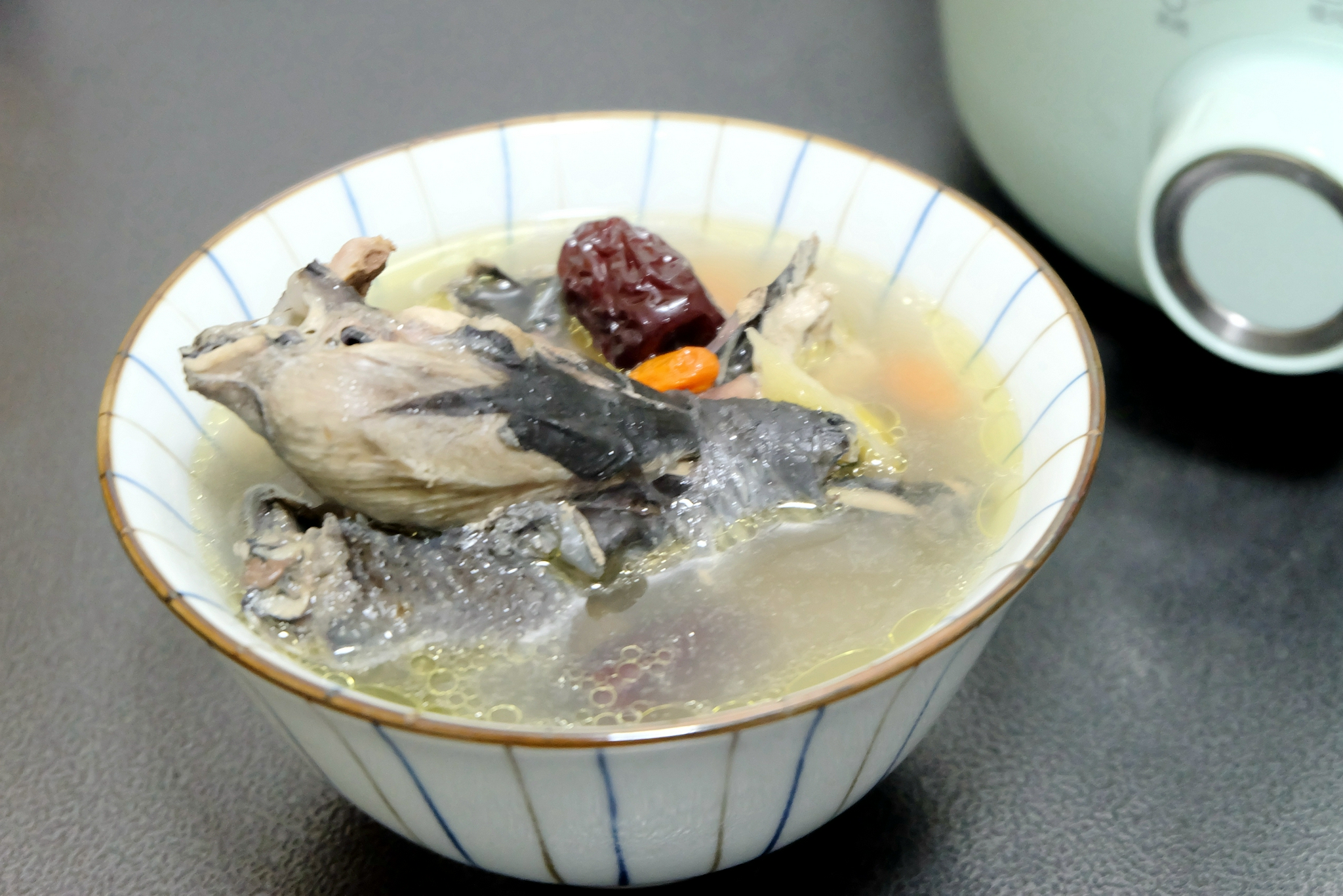 天气寒冷身体虚弱来一碗鲜美的红枣乌鸡汤吧做法简单又好喝