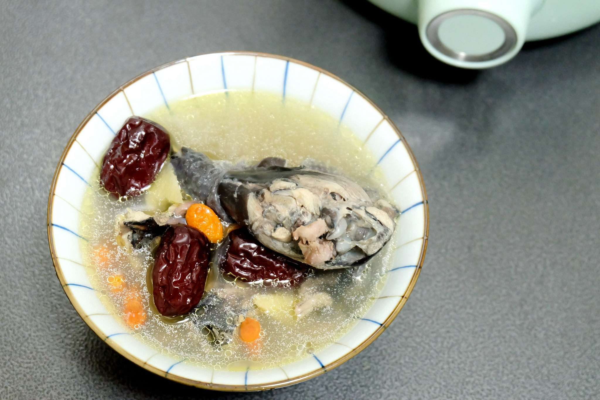 天气寒冷身体虚弱来一碗鲜美的红枣乌鸡汤吧做法简单又好喝