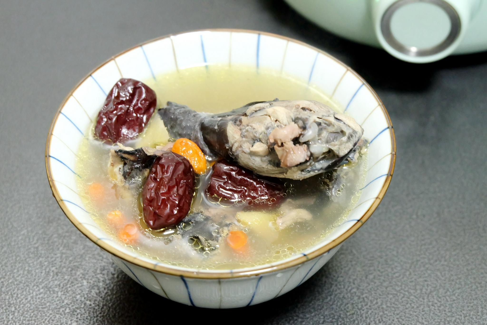 天气寒冷身体虚弱来一碗鲜美的红枣乌鸡汤吧做法简单又好喝