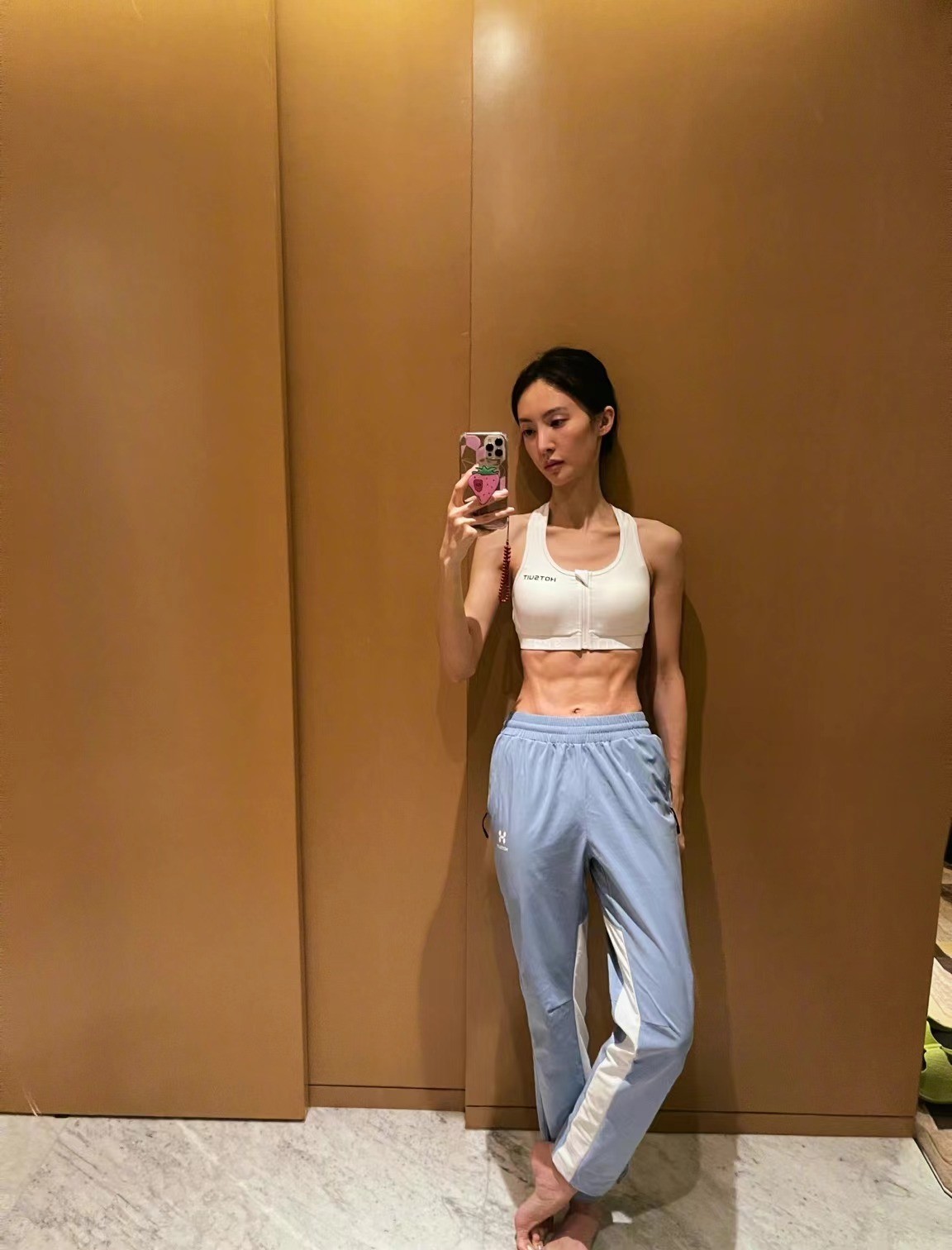 金晨晒健身照火上热搜,4块腹肌抢镜,女明星为宣传新剧太卷了