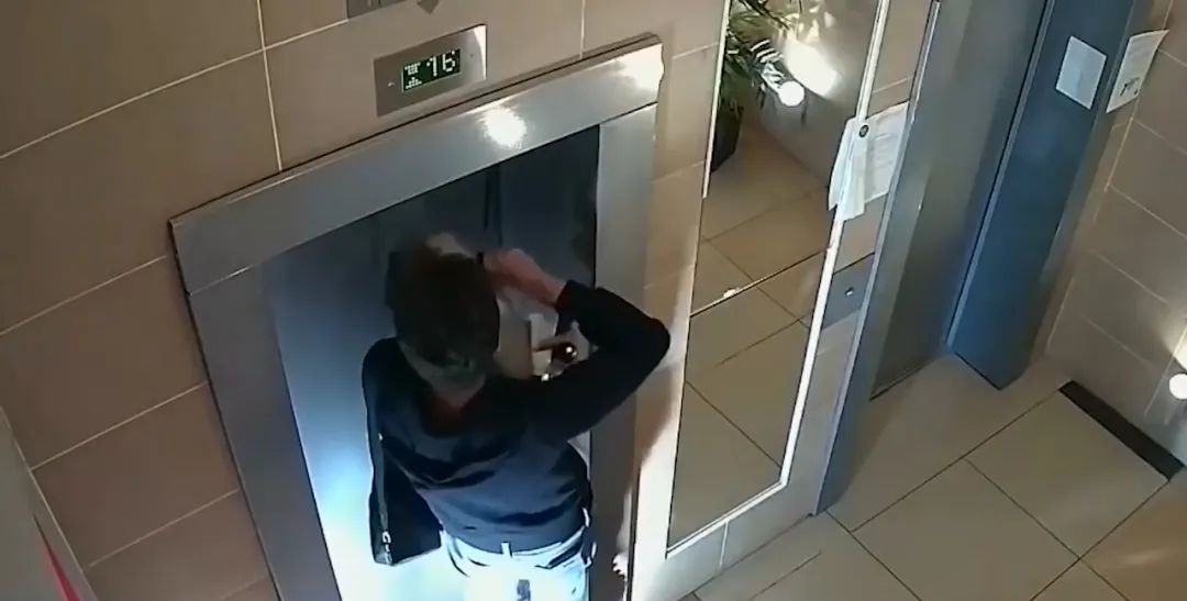 狗狗被主人遗忘身后,被电梯门卡住,悬挂半空挣扎呼救休闲区蓝鸢梦想 - Www.slyday.coM 狗狗被主人遗忘身后,被电梯门卡住,悬挂半空挣扎呼救休闲区蓝鸢梦想 - Www.slyday.coM