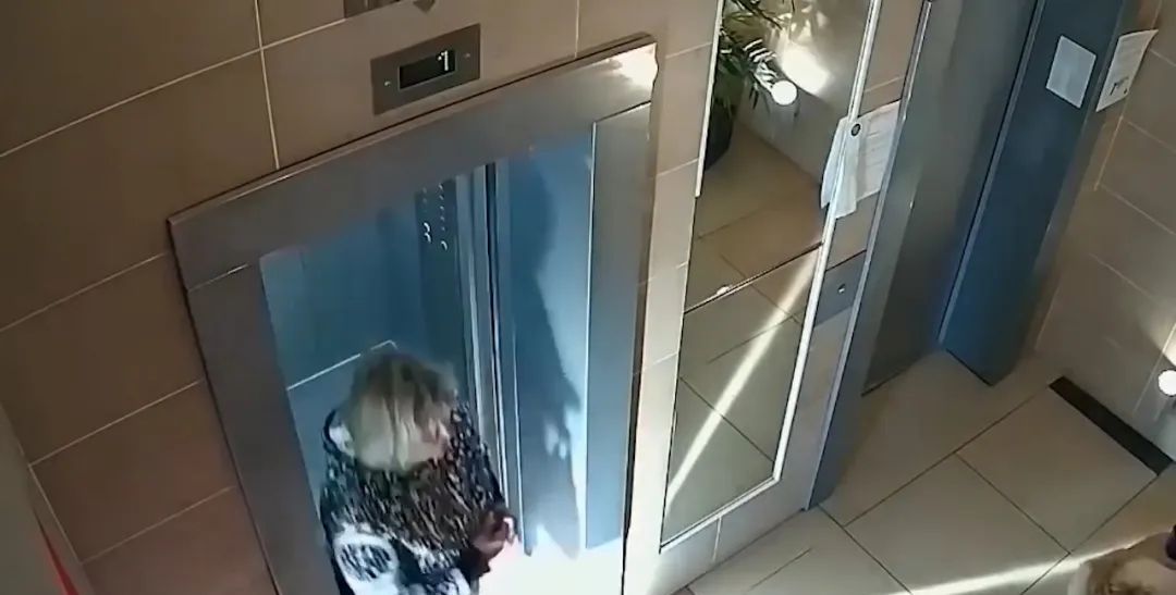 狗狗被主人遗忘身后,被电梯门卡住,悬挂半空挣扎呼救休闲区蓝鸢梦想 - Www.slyday.coM 狗狗被主人遗忘身后,被电梯门卡住,悬挂半空挣扎呼救休闲区蓝鸢梦想 - Www.slyday.coM