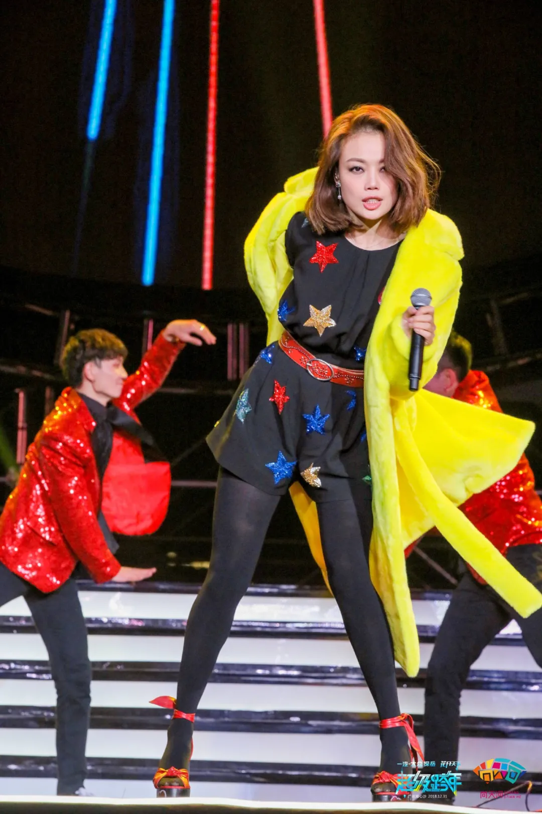 为什么香港明星的穿搭越来越土了?休闲区蓝鸢梦想 - Www.slyday.coM 为什么香港明星的穿搭越来越土了?休闲区蓝鸢梦想 - Www.slyday.coM