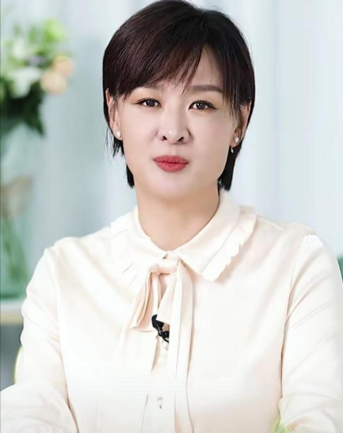 前央视主播李小萌晒照素颜状态好9岁女儿长腿抢镜丈夫未露面