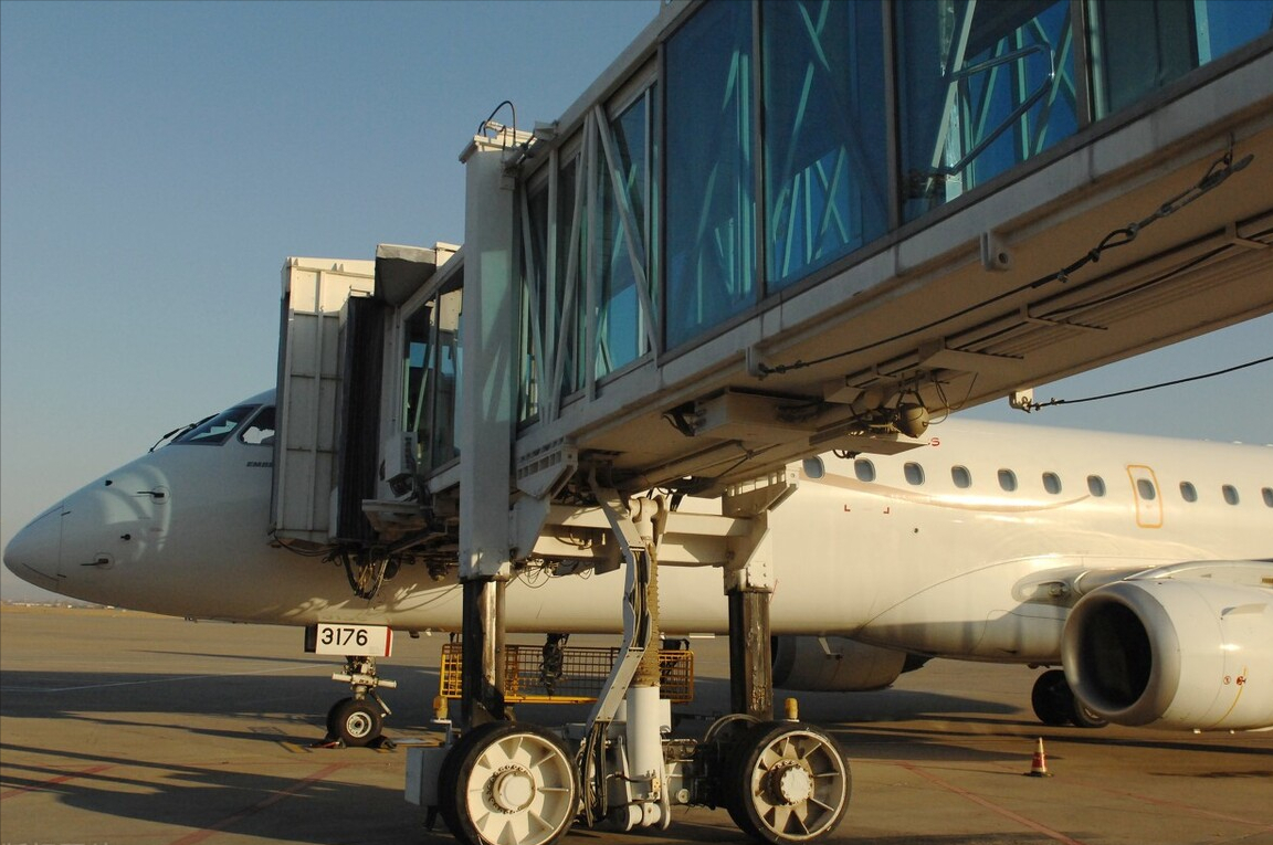 机场摆渡车有啥黑科技空闲廊桥不用为什么非要用摆渡车