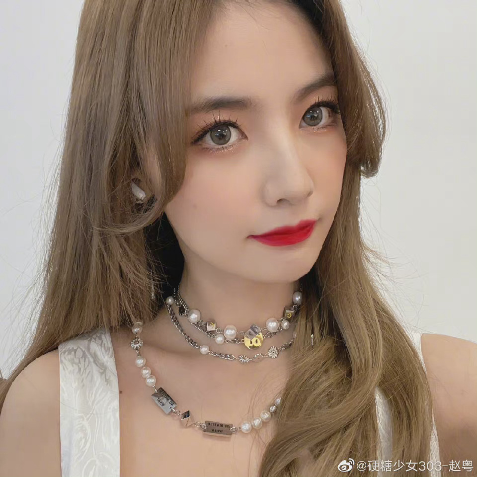 赵粤昨日微博更新可爱自拍眼睛又大又亮比耶自拍满满可爱