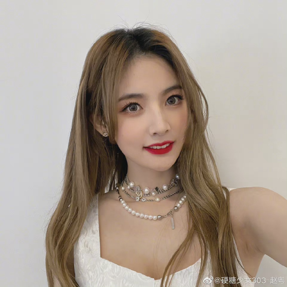 赵粤昨日微博更新可爱自拍眼睛又大又亮比耶自拍满满可爱