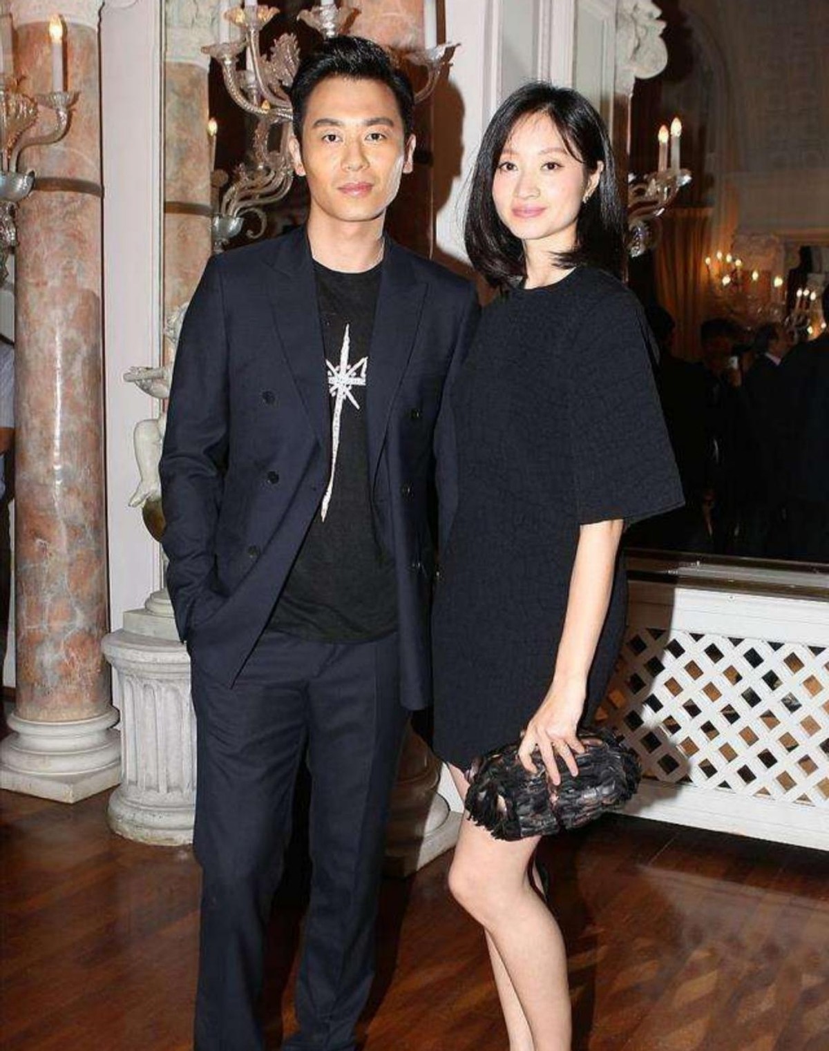 朱亚文机场被偶遇,妻子沈佳妮罕露面,素颜皮肤细腻大长腿好抢镜