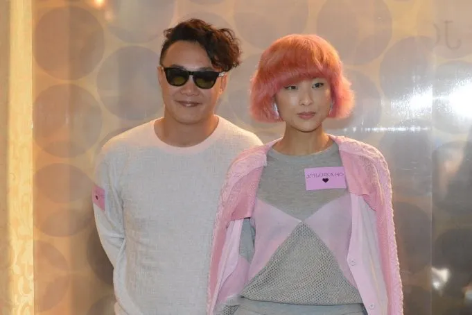 为什么香港明星的穿搭越来越土了?休闲区蓝鸢梦想 - Www.slyday.coM 为什么香港明星的穿搭越来越土了?休闲区蓝鸢梦想 - Www.slyday.coM