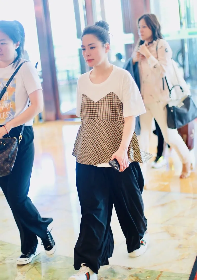 为什么香港明星的穿搭越来越土了?休闲区蓝鸢梦想 - Www.slyday.coM 为什么香港明星的穿搭越来越土了?休闲区蓝鸢梦想 - Www.slyday.coM