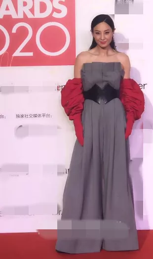 为什么香港明星的穿搭越来越土了?休闲区蓝鸢梦想 - Www.slyday.coM 为什么香港明星的穿搭越来越土了?休闲区蓝鸢梦想 - Www.slyday.coM