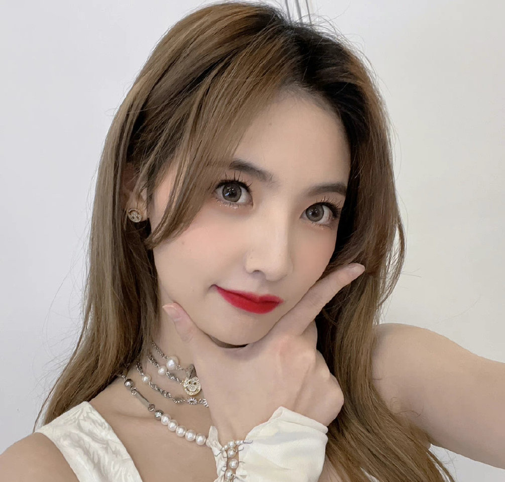 赵粤的长发又是另一个感觉美女贴贴