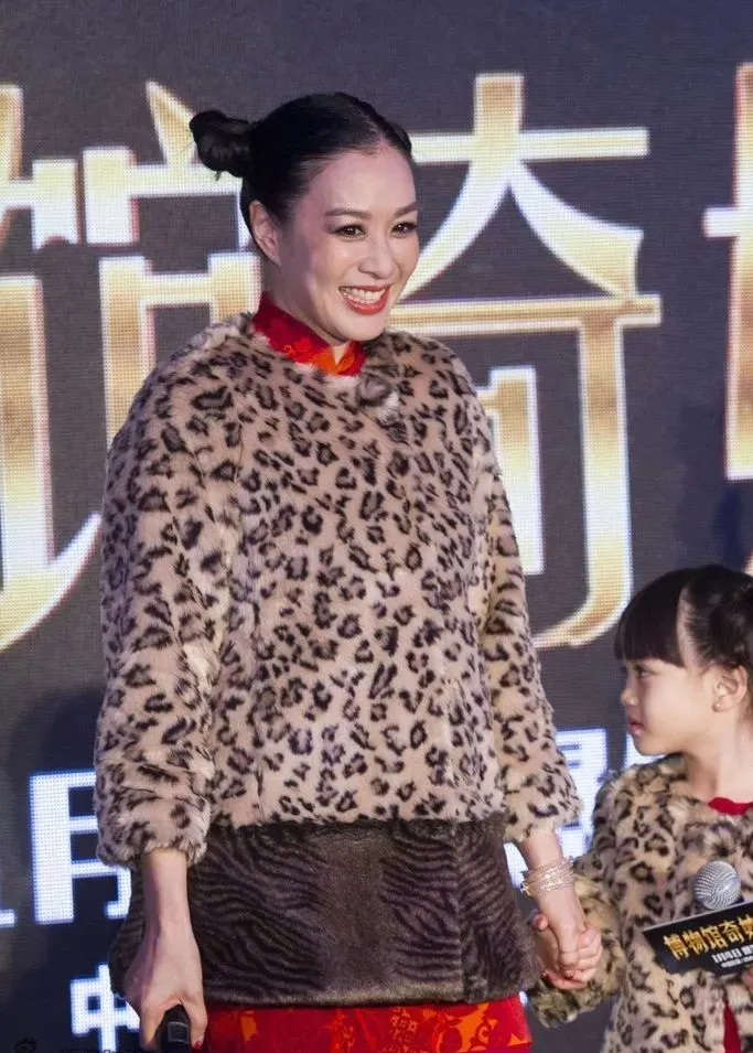 为什么香港明星的穿搭越来越土了?休闲区蓝鸢梦想 - Www.slyday.coM 为什么香港明星的穿搭越来越土了?休闲区蓝鸢梦想 - Www.slyday.coM