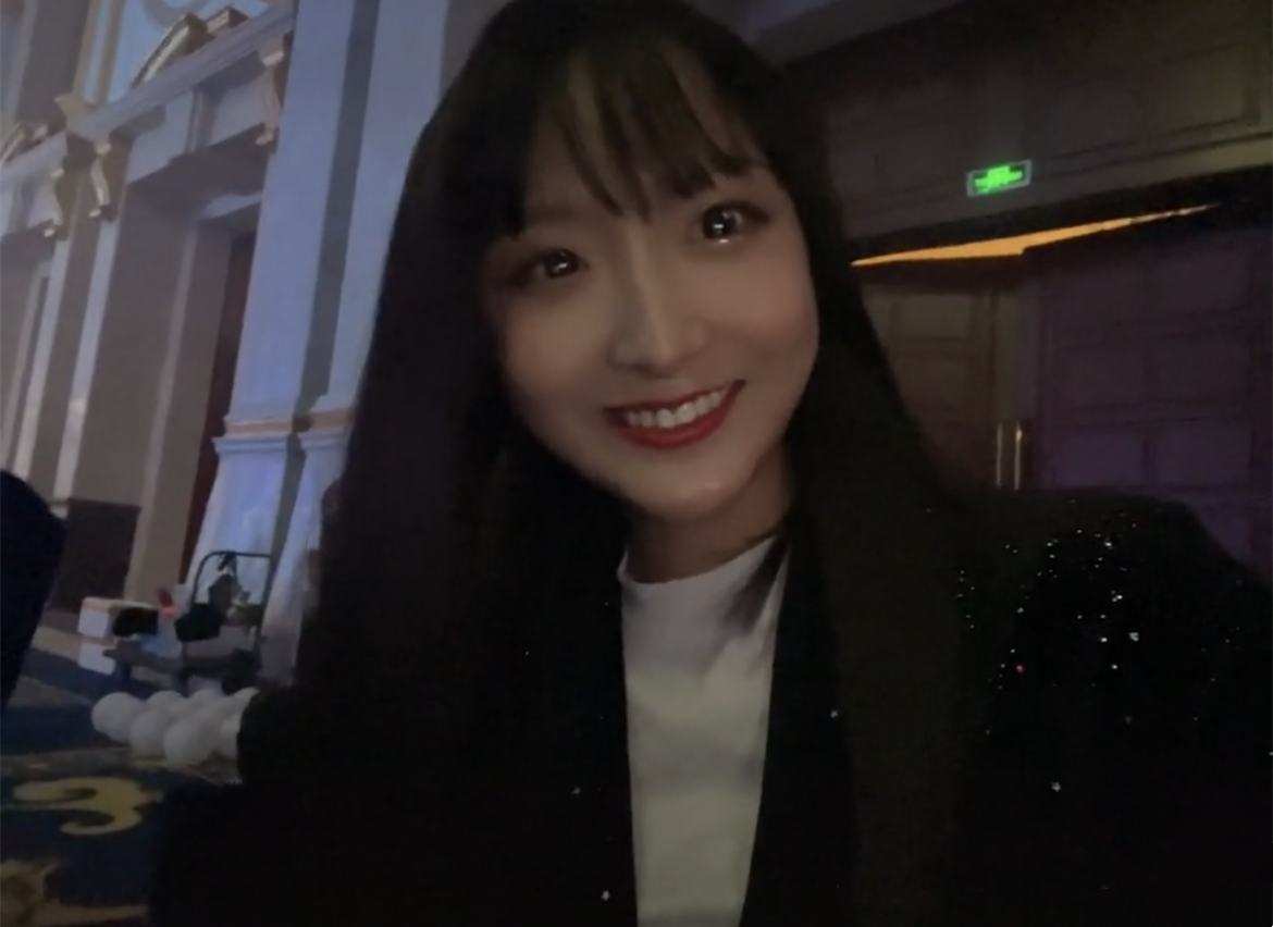 恭喜患癌网红苏日曼完成第八次化疗参加商演我想坚强活下去