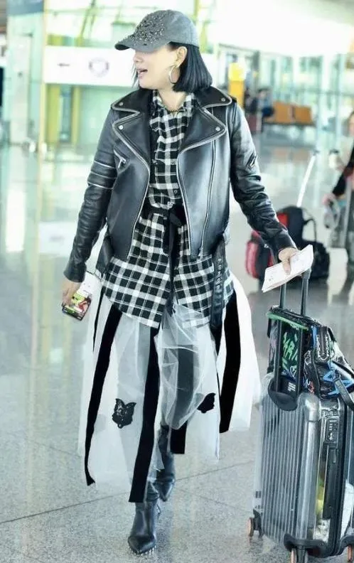 为什么香港明星的穿搭越来越土了?休闲区蓝鸢梦想 - Www.slyday.coM 为什么香港明星的穿搭越来越土了?休闲区蓝鸢梦想 - Www.slyday.coM