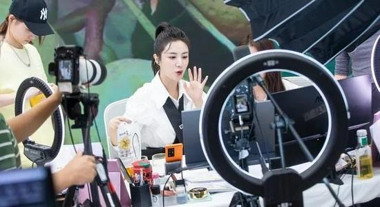 胡锡进评薇娅事件:薇娅命悬一线,能否绝处逢生取决于她自己休闲区蓝鸢梦想 - Www.slyday.coM 胡锡进评薇娅事件:薇娅命悬一线,能否绝处逢生取决于她自己休闲区蓝鸢梦想 - Www.slyday.coM