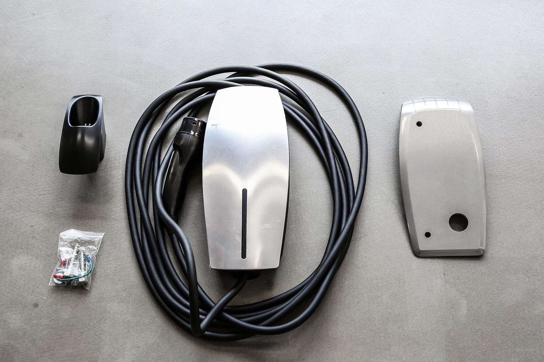 省钱,这里其实是有前提的,那就是要有固定车位,用于安装家用充电桩