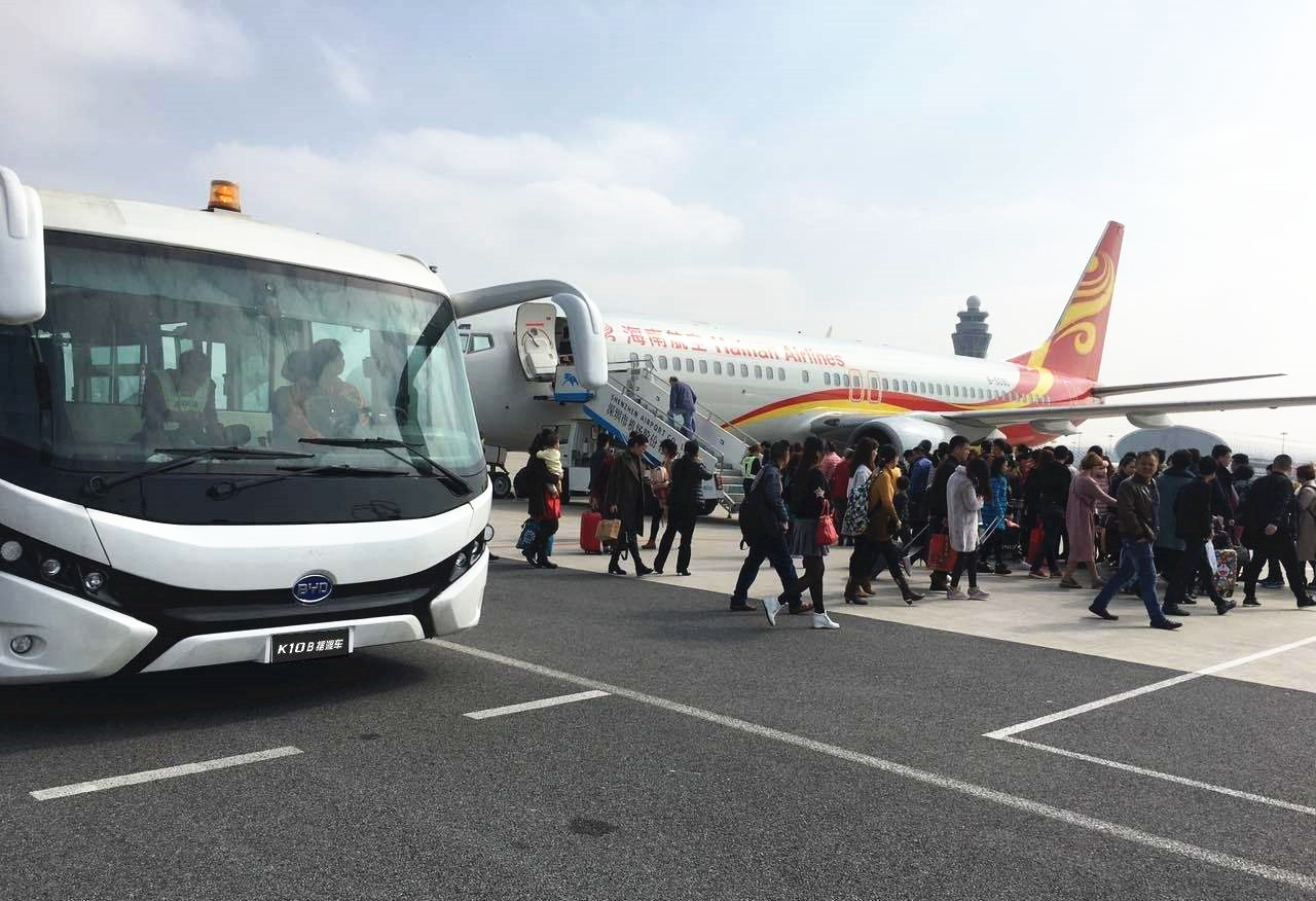机场摆渡车有啥黑科技空闲廊桥不用为什么非要用摆渡车