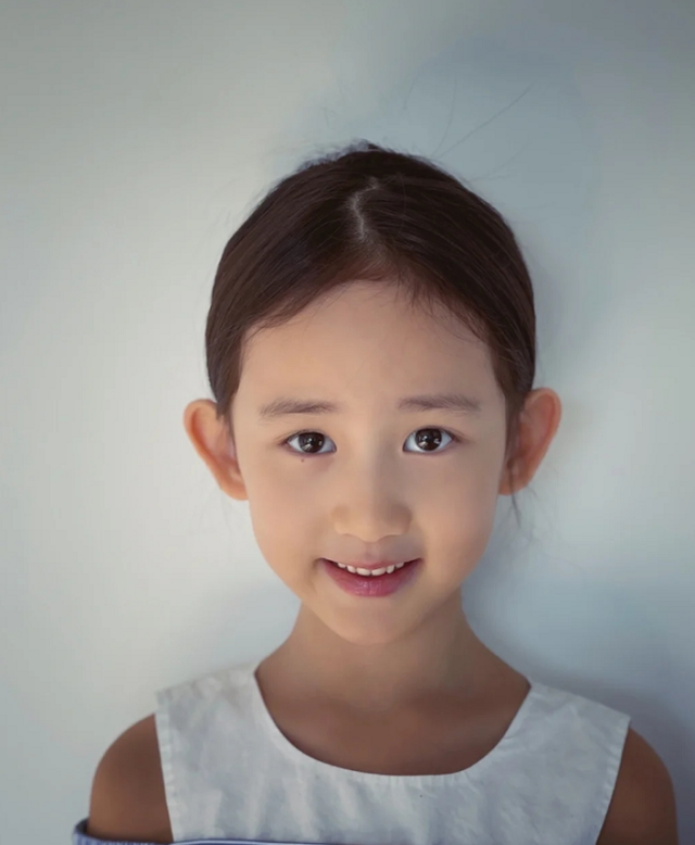 孙莉晒照为小女儿庆生,8岁黄少艾已有明星脸,多多