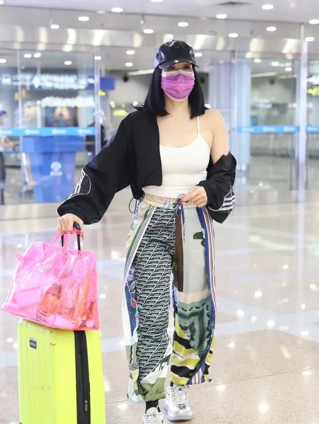 为什么香港明星的穿搭越来越土了?休闲区蓝鸢梦想 - Www.slyday.coM 为什么香港明星的穿搭越来越土了?休闲区蓝鸢梦想 - Www.slyday.coM