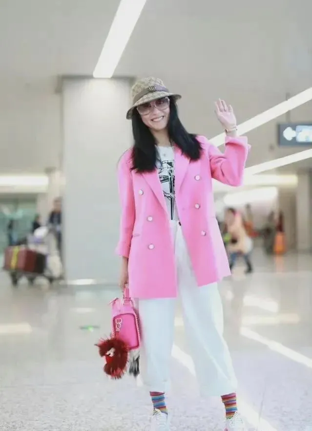 为什么香港明星的穿搭越来越土了?休闲区蓝鸢梦想 - Www.slyday.coM 为什么香港明星的穿搭越来越土了?休闲区蓝鸢梦想 - Www.slyday.coM