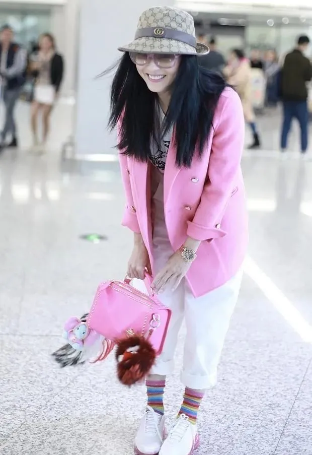 为什么香港明星的穿搭越来越土了?休闲区蓝鸢梦想 - Www.slyday.coM 为什么香港明星的穿搭越来越土了?休闲区蓝鸢梦想 - Www.slyday.coM