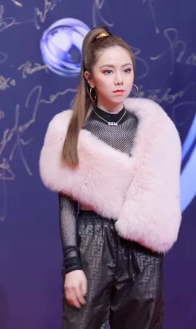 为什么香港明星的穿搭越来越土了?休闲区蓝鸢梦想 - Www.slyday.coM 为什么香港明星的穿搭越来越土了?休闲区蓝鸢梦想 - Www.slyday.coM