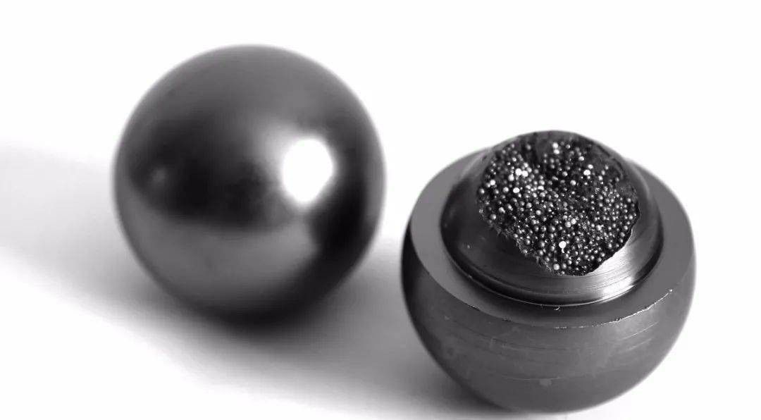 石墨的熔点是3000度,所以一般的情况下,球床反应堆的燃料球是不会融化