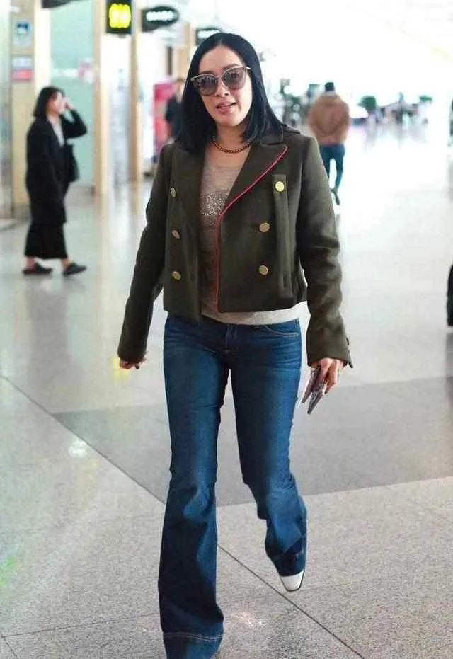 为什么香港明星的穿搭越来越土了?休闲区蓝鸢梦想 - Www.slyday.coM 为什么香港明星的穿搭越来越土了?休闲区蓝鸢梦想 - Www.slyday.coM