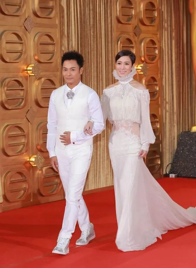 为什么香港明星的穿搭越来越土了?休闲区蓝鸢梦想 - Www.slyday.coM 为什么香港明星的穿搭越来越土了?休闲区蓝鸢梦想 - Www.slyday.coM