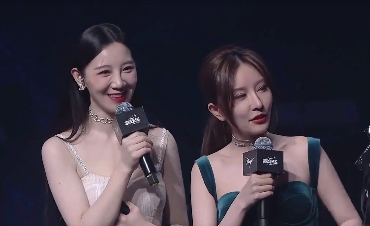 林七七主持dnf嘉年华男主播眼睛都直了旭旭宝宝笑得太开心