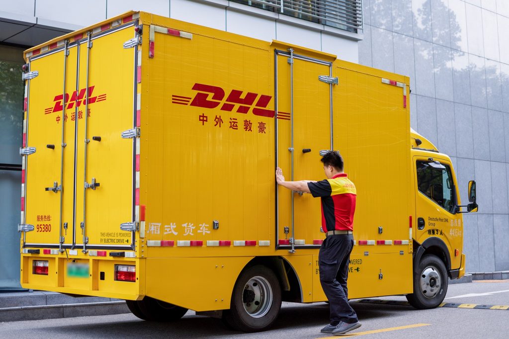 基础设施建设,包括购买并投入数百辆现代化电动货车用于取派件服务,在