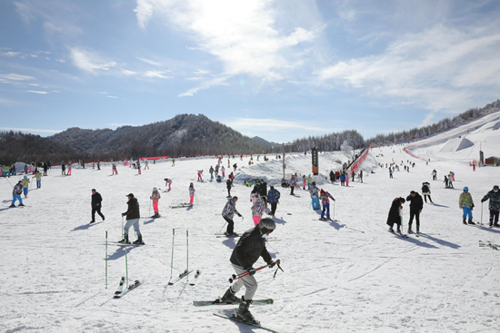     12月初，神农架国际滑雪场成为滑雪爱好者的好去处。 邓凯供图
