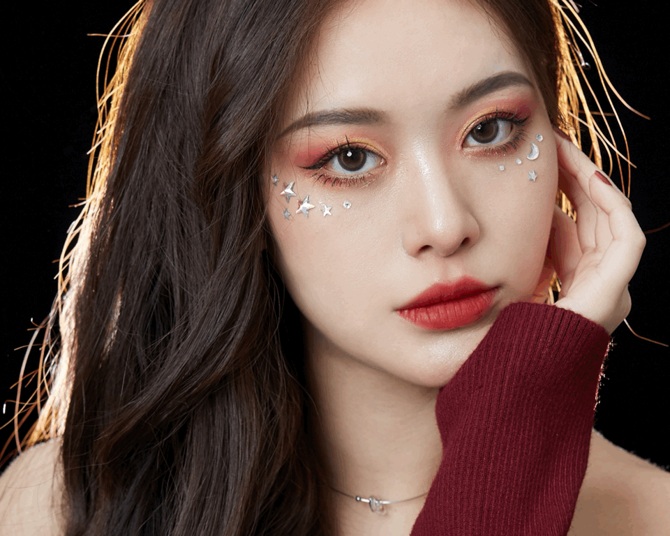 手把手教你画出氛围感节日妆容,明艳自然又上镜!|妆容_新浪新闻