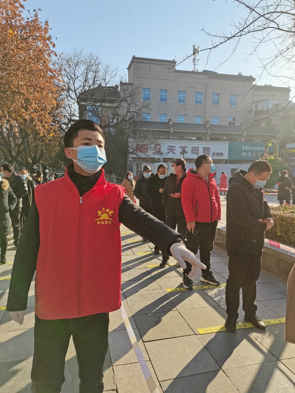志愿者指引市民进行核酸检测(央广网发 鄠邑区网信办 供图)