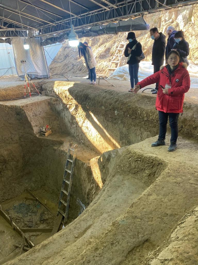 考古工作人员讲解考古过程。新华社记者 罗鑫 摄